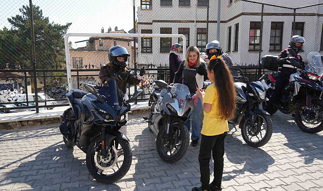 Çocuklar motosiklet tutkularıyla buluştu, ortaya renkli görüntüler çıktı