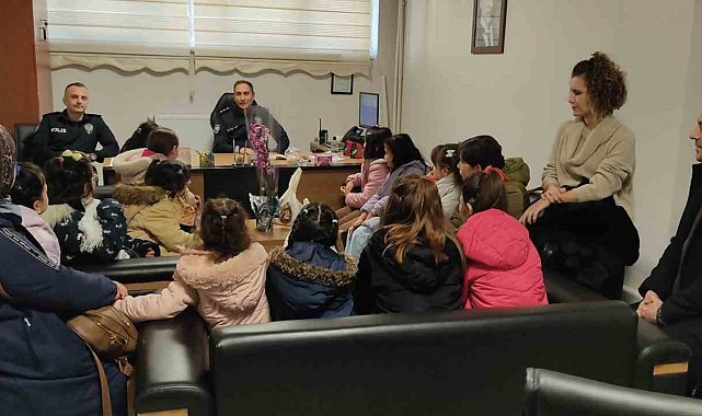 Çocuklar Polis Haftası'nda karakolu ziyaret etti