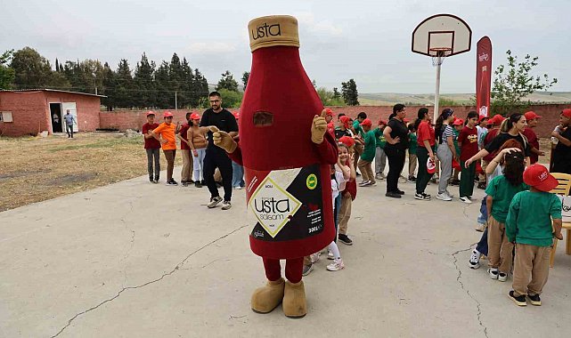 Çocuklar, şalgam adam maskotuyla gönüllerince eğlendi