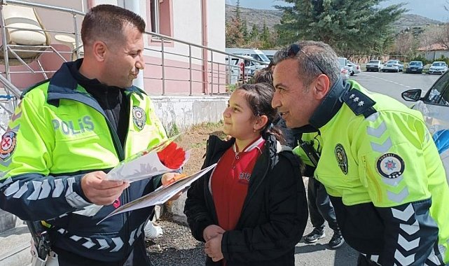 Çocuklardan polis anne ve babalarına sürpriz ziyaret