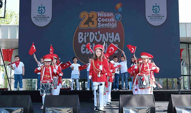 Çocuklardan renkli bando gösterisi