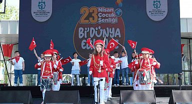 Çocuklardan renkli bando gösterisi