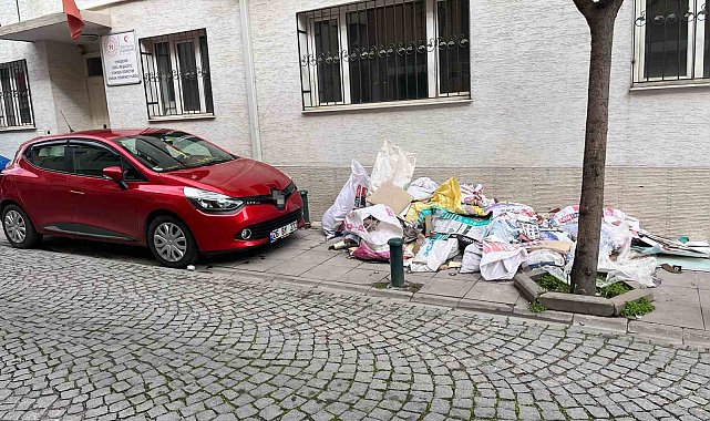 Çöp yığını kaldırımı kapattı