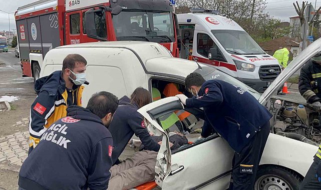 Çorlu'da trafik kazası: Araçta sıkışan yaralıyı itfaiye kurtardı