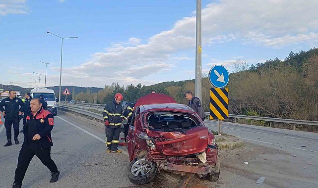 Çorum'da iki otomobil çarpıştı: 3 yaralı