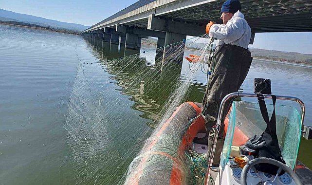 Çorum'da kaçak avcılığa geçit yok: Barajdan 2 bin 200 metre ağ çıktı