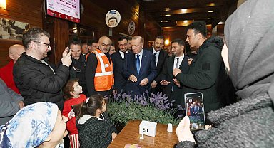 Cumhurbaşkanı Erdoğan'dan geceyi dışarda geçiren vatandaşları ziyaret