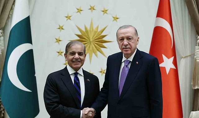 Cumhurbaşkanı Recep Tayyip Erdoğan, Pakistan Başbakanı Şahbaz Şerif ile Cumhurbaşkanlığı Külliyesi'nde bir araya geldi.