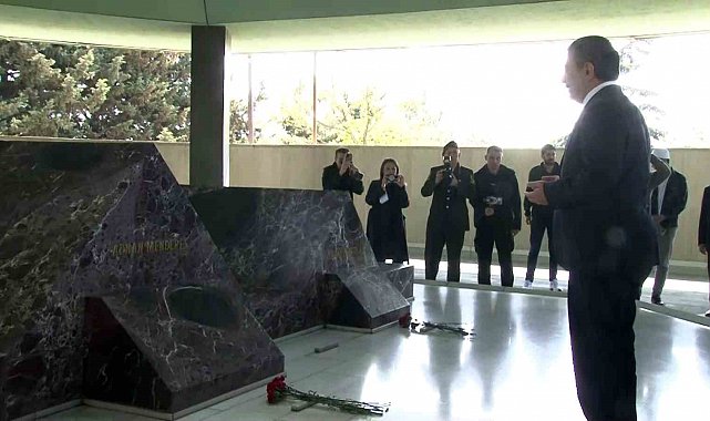 Cumhurbaşkanı Yardımcısı Cevdet Yılmaz, Adnan Menderes'in kabrini ziyaret etti