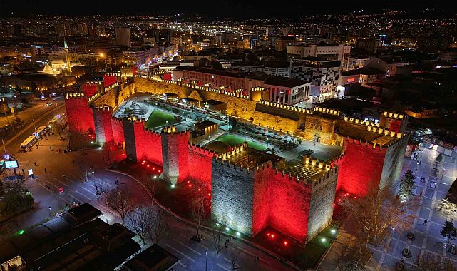 Cumhuriyet meydanı, otizm farkındalık rengi ile ışıklandırıldı