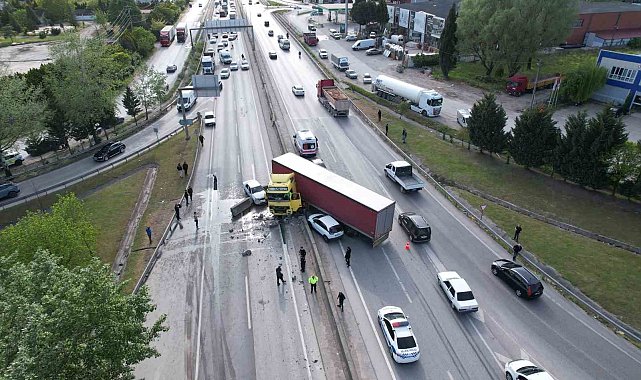 D-100'de kontrolden çıkan tır karşı şeride geçti, ortalık savaş alanına döndü