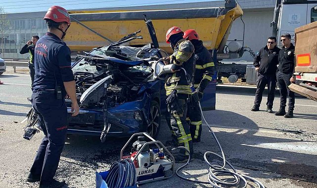 D-100'de otomobil tıra arkadan çarptı