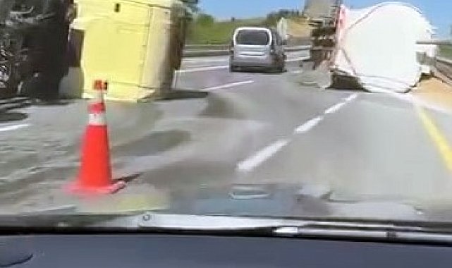 D020'de yem yüklü silobas devrildi: Yemler yola savruldu