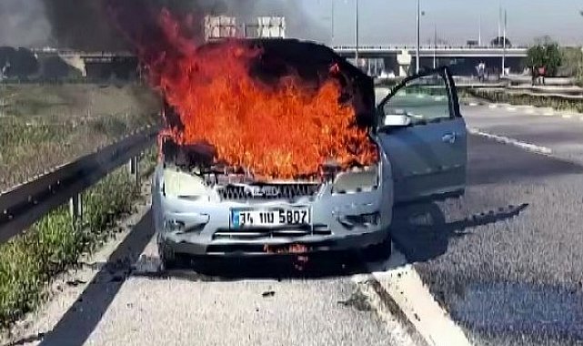 D100'de yanan otomobilini çaresizce izledi: Diğer sürücüler yardımına koştu