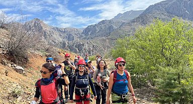 Dağcılar Kemaliye'de via ferrata parkuruna tırmandı