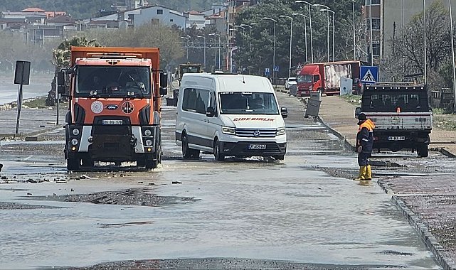 Dalgaların dövdüğü sahil yolunda hasar oluştu