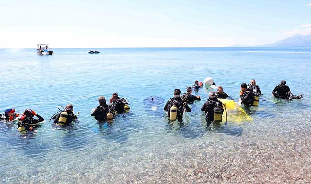 Dalgıçlar Konyaaltı Sahili'nden 80 kilogram atık çıkardı