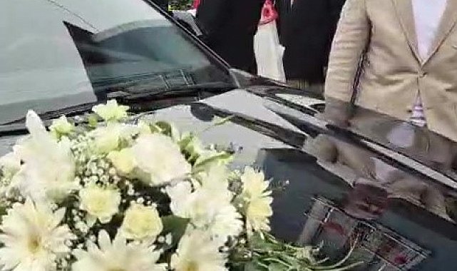 Damadın arkadaşı, sopayla gelin arabasının önünü kesip bahşiş aldı