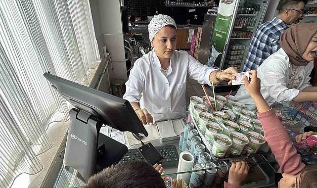 Dar gelirli ailelerin çocukları, bu kartla okulda istediğini yiyebiliyor