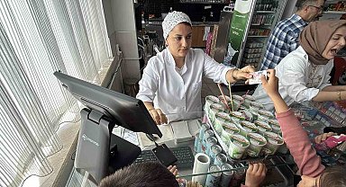 Dar gelirli ailelerin çocukları, bu kartla okulda istediğini yiyebiliyor