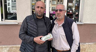 Dayı ve yeğeni buldukları 6 bin 250 dolar ve 400 euroyu polise teslim etti