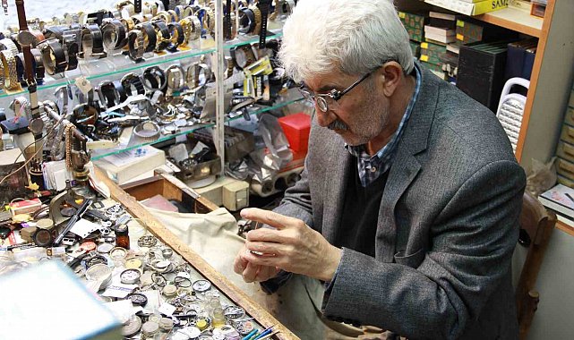 Dedesinden ve babasından kalan mirası mekanik saatleri tamir ederek yaşatıyor