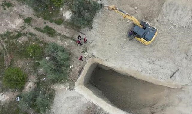 Define için araziyi iş makinasıyla kazarken yakalandılar