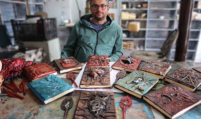 Defterleri deri kullanarak sanata dönüştürüyor