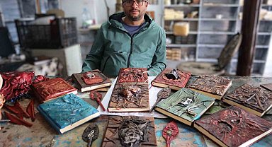 Defterleri deri kullanarak sanata dönüştürüyor