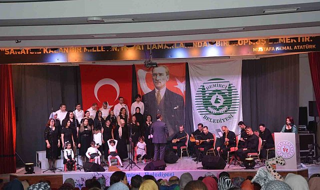 Demirci'de Türk Halk Müziği korosundan muhteşem konser