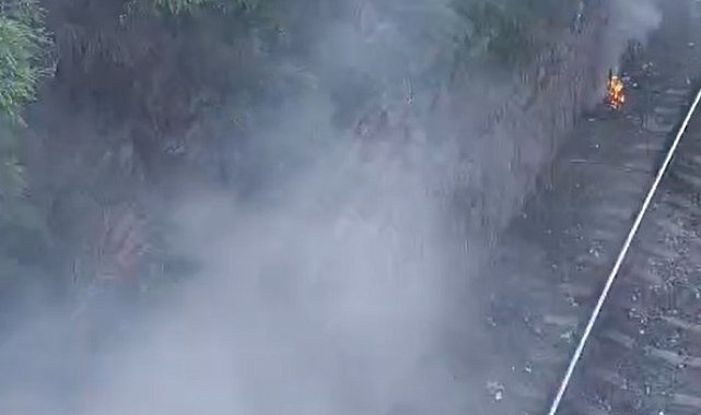 Demiryolunda yakarak temizlik çalışması vatandaşları tedirgin etti