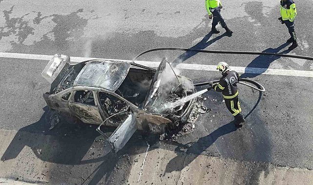 Denizli-Aydın Otoyolunda alev alan otomobil metal yığınına döndü