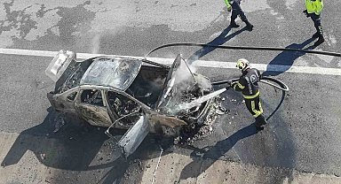 Denizli-Aydın Otoyolunda alev alan otomobil metal yığınına döndü