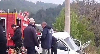 Denizli'de yoldan çıkan otomobil elektrik direğine çarptı; 2 ölü, 1 yaralı