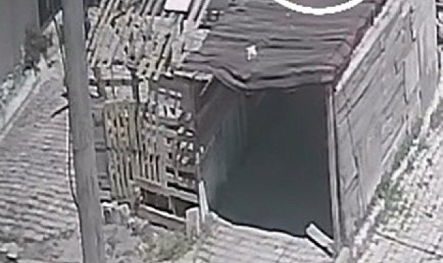 Deprem esnasında evinden garajın üzerine atladı