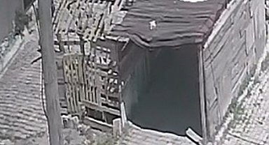 Deprem esnasında evinden garajın üzerine atladı