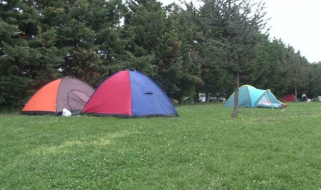 Deprem korkusu yaşayan İstanbullular geceyi çadırlarda geçirdi