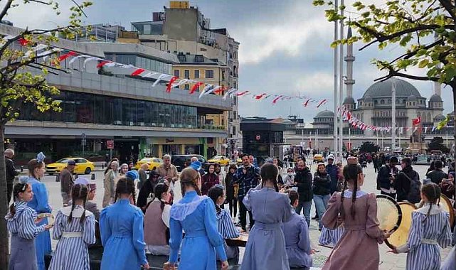 Deprem nedeniyle 23 Nisan etkinlikleri iptal edilen Tataristanlı çocuklardan Taksim'de sembolik gösteri