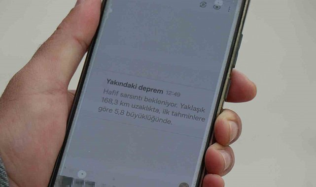 Deprem öncesinde telefonuna gelen uyarı ile dışarı çıkıp o anları kayıt altına aldı