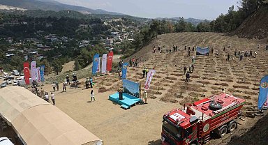 Deprem şehitleri için fidan dikimi