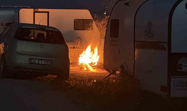 Deprem sonrası vatandaşlar karavanda ve parklarda geceliyor