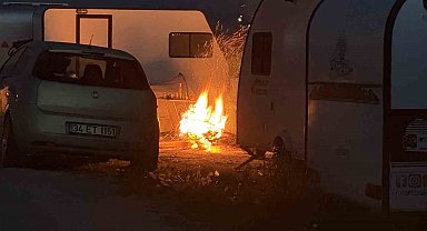 Deprem sonrası vatandaşlar karavanda ve parklarda geceliyor