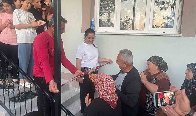 Deprem sonrası yeni evine kavuşan Cennet nine evinin açılışını çocuklarıyla yaptı