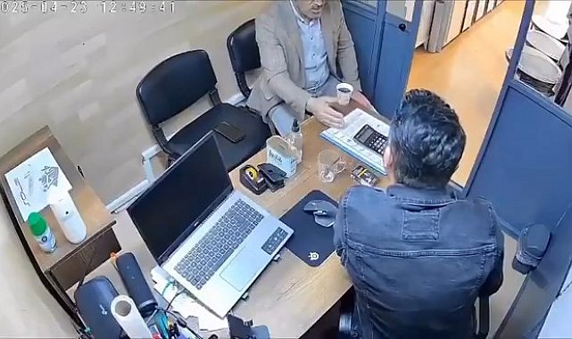 Depremde çayını alıp kaçan vatandaş kamerada