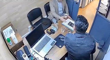 Depremde çayını alıp kaçan vatandaş kamerada