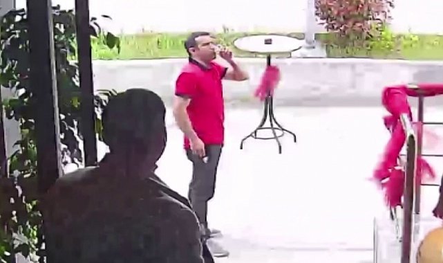 Depremde kaçarken elindeki bardağı bırakmadı, dışarı çıktığında çayını yudumladı