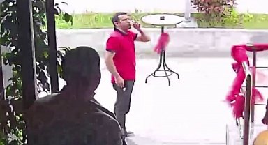 Depremde kaçarken elindeki bardağı bırakmadı, dışarı çıktığında çayını yudumladı