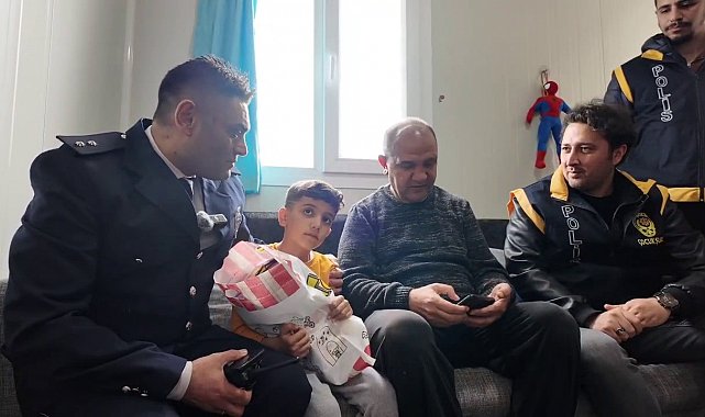 Depremde öksüz kalan Çınar Efe'ye polislerden bayram ziyareti