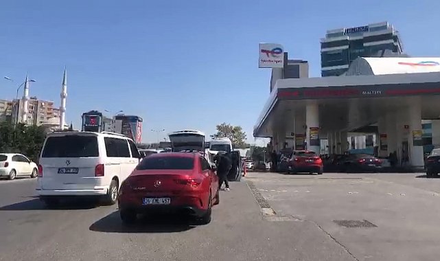 Depremden sonra akaryakıt istasyonlarında kuyruk oluştu