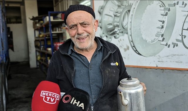 Depreme çay doldururken yakalandı, çaydanlıkla birlikte dışarı kaçtı